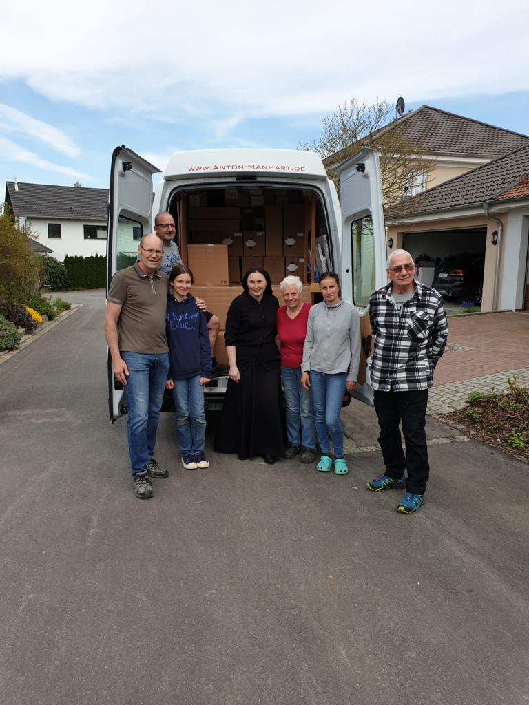 Schwester Oksana mit unseren Helfern