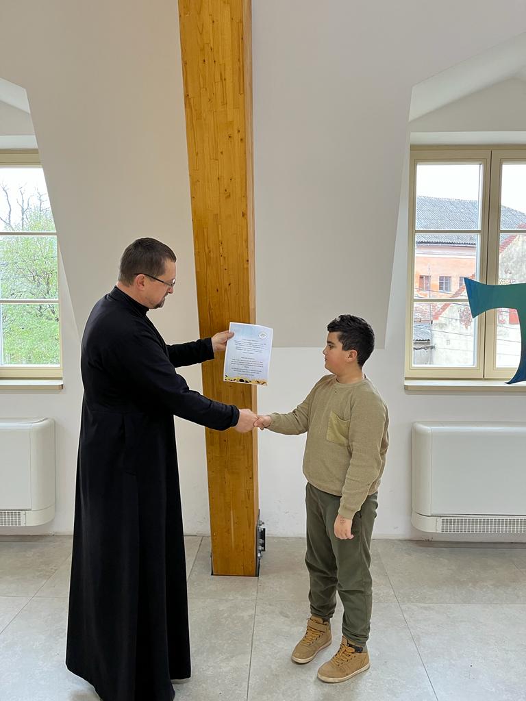 Pfarrer Vladyslav Ihnatyshyn übergibt Alex unser Schreiben