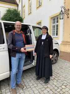 Sr. Beata Maria übergibt die Rosenkränze
