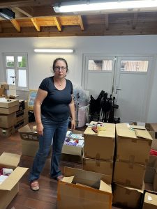 Lenka beim Verpacken