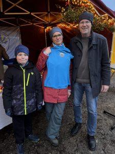 Übergabe des Vereinsshirts an Carla