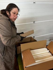 Lenka beim Packen der Kerzen