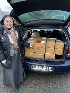 Sr. Oksana mit der wertvollen Fracht