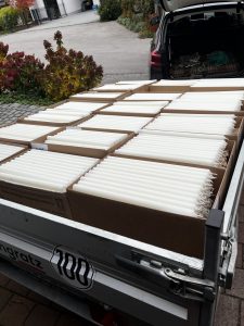 Ein Anhänger voller Kerzen