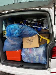 Unser Bus voll beladen mit Hilfsgütern