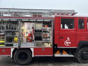 Löschfahrzeug mit viel Zubehör