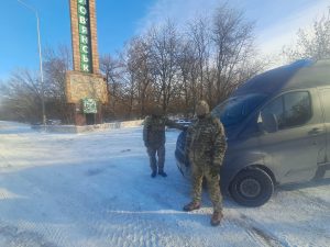 Die Einsatzkräfte vor dem Rettungswagen