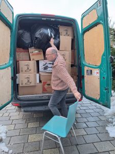 Der Lieferwagen ist gerammelt voll, Wolfgang vor der Abfahrt aus Zandt