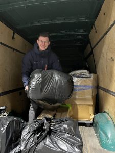 Maxi beim Entladen der Hilfsgüter aus Zandt