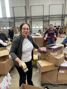 Lenka koordiniert und verpackt