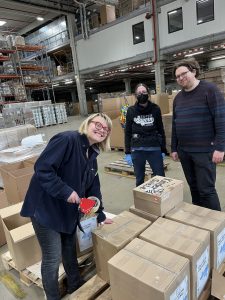 Lili, Kate und Florian verpacken Lebensmittel