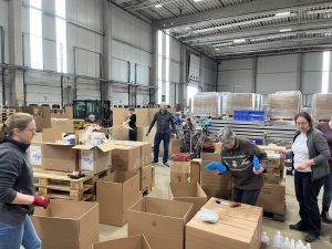 Dank der großzügigen Unterstützung der Firma Kerbl viel Platz zum Verpacken