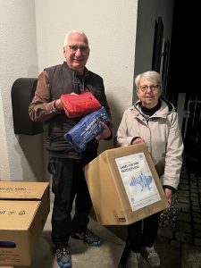 Andrea und Willi sammeln für uns in der  Wasserburger Gegend
