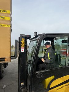 Schos beim Entladen von Sachspenden