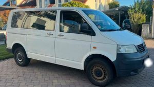 Ankunft der beiden Fahrzeuge - ein VW Bus...