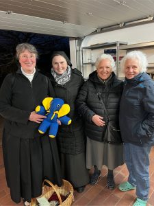Auch Sr. Oksana und Sr. Grisol waren bei der Fahrzeugsegnung dabei