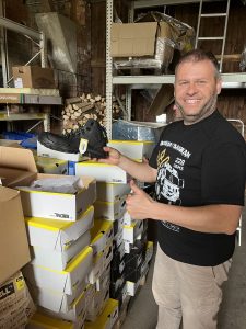 Taras freut sich über die Arbeitskleidung