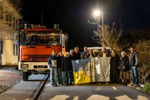 Gruppenbild vor den beiden Fahrzeugen