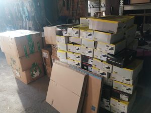 Und jetzt noch 3 Paletten Arbeitskleidung - ob die reingehen?