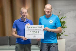 Übergabe des Spendenschecks der Firma Kerbl