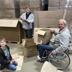 Die leeren Kartons werden ordentlich zerrissen und dem Papiercontainer zugeführt