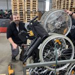 Viele Rollstühle und Rollatoren