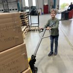 Jakob mit dem Hubwagen