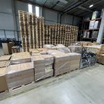 45 Paletten und 14 Pflegebetten bereit zur Abholung