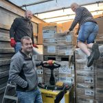 Die Kollegen von Kerbl helfen beim Beladen