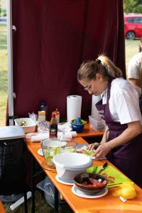 Lela beim Zubereiten der Falafel