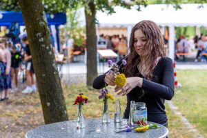 Kathi arbeitet an der Deko